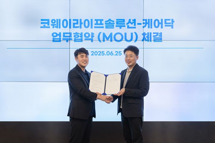 [서울=뉴시스]김명곤(오른쪽) 코웨이라이프솔루션 대표이사와 박재병 케어닥 대표이사. (사진=코웨이라이프솔루션 제공) 2025.06.27. photo@newsis.com *재판매 및 DB 금지