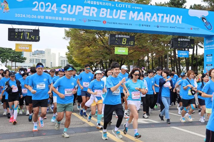 [서울=뉴시스] 롯데는 지난해 10월 서울 마포구 평화의공원 일대에서 '2024 슈퍼블루마라톤'을 개최하는 등 장애인 인식 개선 활동도 진행하고 있다. (사진=롯데그룹 제공)&nbsp; *재판매 및 DB 금지