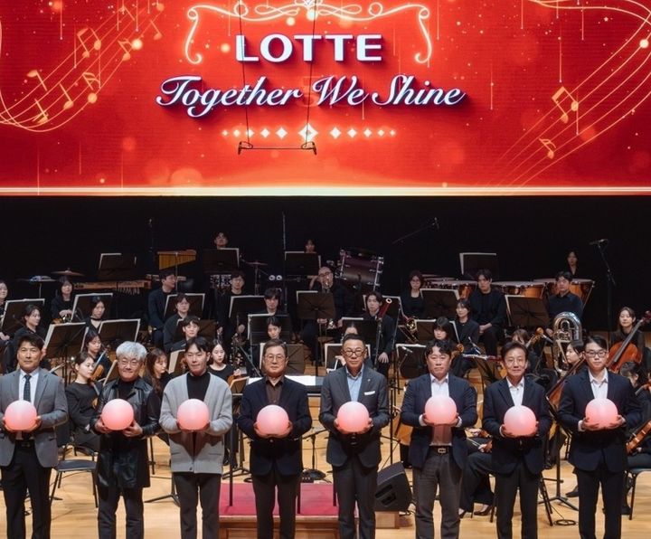 [서울=뉴시스] 롯데는 지난 3월 잠실 롯데콘서트홀에 롯데그룹 파트너사 임직원 1300여명을 초청해 '롯데 행복나눔 동행 콘서트'를 개최했다. (사진=롯데그룹 제공)&nbsp; *재판매 및 DB 금지