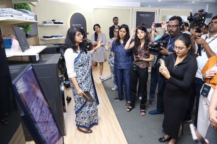 [서울=뉴시스]인도 구르가온에서 열린 삼성전자 서남아 테크 세미나에서 참석자들이 스마트싱스의 연결 경험에 대한 시연을 살펴보고 있다. (사진 = 삼성전자) 2025.06.27. photo@newsis.com&nbsp;&nbsp; *재판매 및 DB 금지