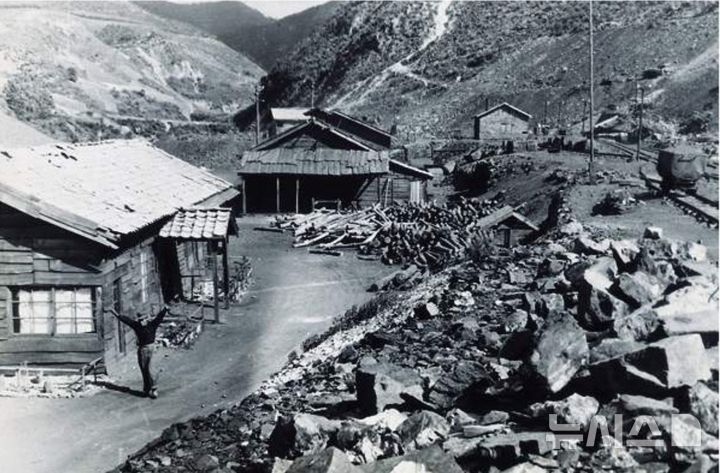 [세종=뉴시스]1960년대 초의 도계갱의 상덕갱구 주변 모습.(사진=석탄공사 홈페이지 캡쳐)