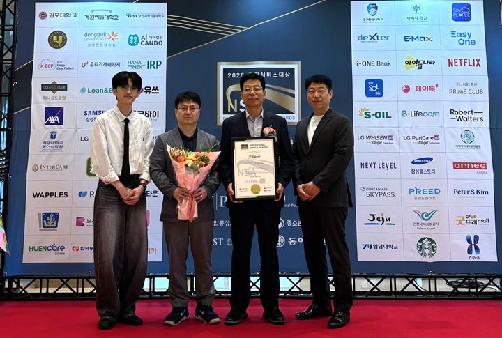 [대전=뉴시스] 조명휘 기자 = 부여군청 직원들이 산업정책연구원 주최로 열린 '2025년 국가서비스대상(8th National Service Awards)'농특산물 쇼핑몰 부문에서 대상을 받은 것을 기념해 사진을 찍고 있다. (사진= 부여군 제공) 2025.06.27. photo@newsis.com&nbsp; *재판매 및 DB 금지