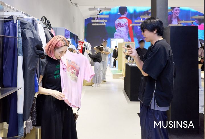 [서울=뉴시스]무신사가 운영하는 편집숍 '무신사 엠프티(MUSINSA EMPTY)'는 올해 상반기 오프라인 판매액에서 외국인 고객 비중이 절반을 넘어섰다고 27일 밝혔다.(사진=무신사 제공) *재판매 및 DB 금지