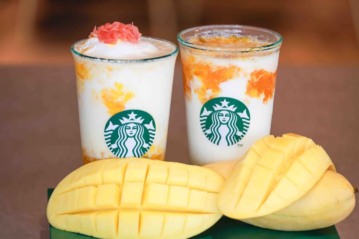[서울=뉴시스] 스타벅스 '자몽 망고 코코 프라푸치노'와 '스타벅스 망고 라떼'(사진=스타벅스 제공) *재판매 및 DB 금지