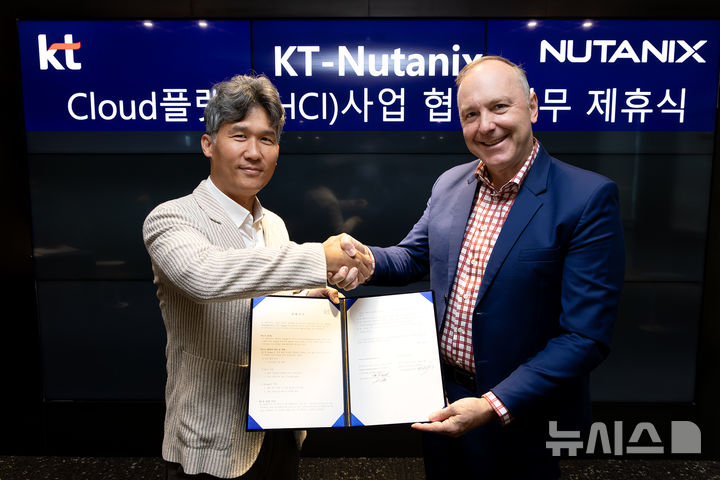 [서울=뉴시스]KT는 뉴타닉스 코리아와 기업 및 공공기관의 안정적인 클라우드 환경 구축을 위해 협력한다고 27일 밝혔다. 사진은 KT 엔터프라이즈부문 서비스프로덕트본부장 명제훈 상무(왼쪽)와 뉴타닉스 APJ(아시아태평양) 총괄 제이 투세스 부사장이 기념 사진 촬영하는 모습. (사진=KT 제공)