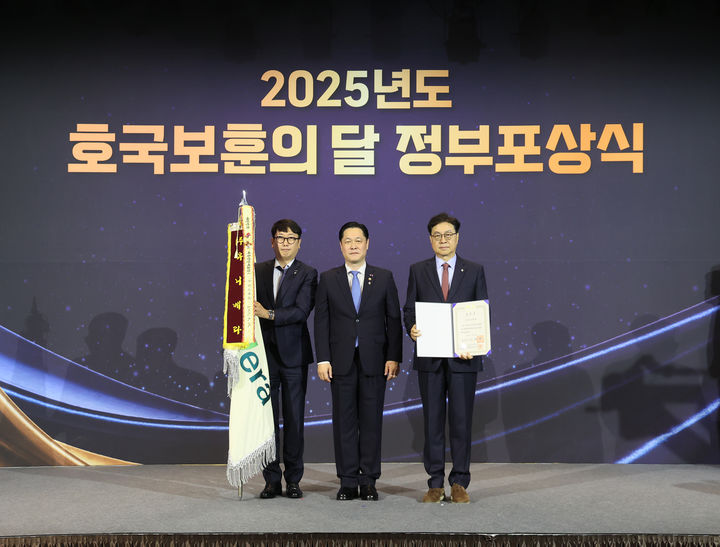 [서울=뉴시스] 유니베라가 2025년 호국보훈의 달을 맞아 국가보훈부가 주관하는 국가보훈대상자 포상 시상식에서 대통령표창 수상기관으로 선정됐다고 27일 밝혔다. (가운데) 이희완 국가보훈부 차관, (오른쪽) 김교만 유니베라 대표 (사진=유니베라 제공) *재판매 및 DB 금지