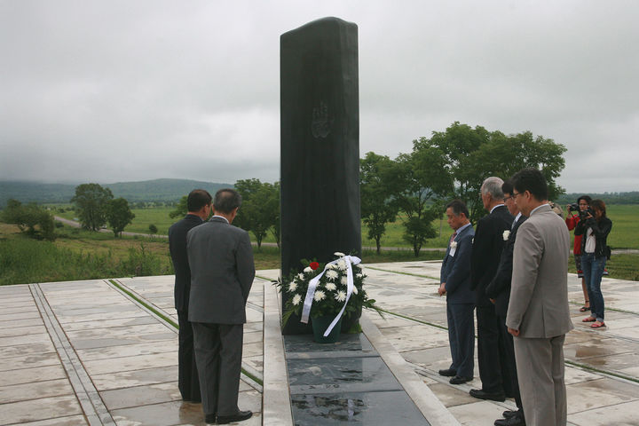 [서울=뉴시스] 2011년 유니베라 단지동맹비 제막식 당시 사진(사진=유니베라 제공) *재판매 및 DB 금지