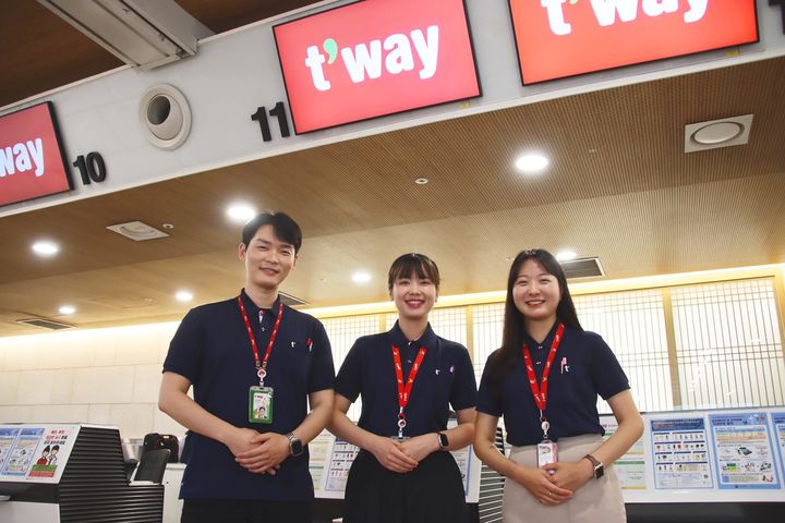 [대구=뉴시스]티웨이항공, 여름용 셔츠 유니폼 '쿨비즈' 지급(사진=티웨이항공 제공) photo@newsis.com *재판매 및 DB 금지