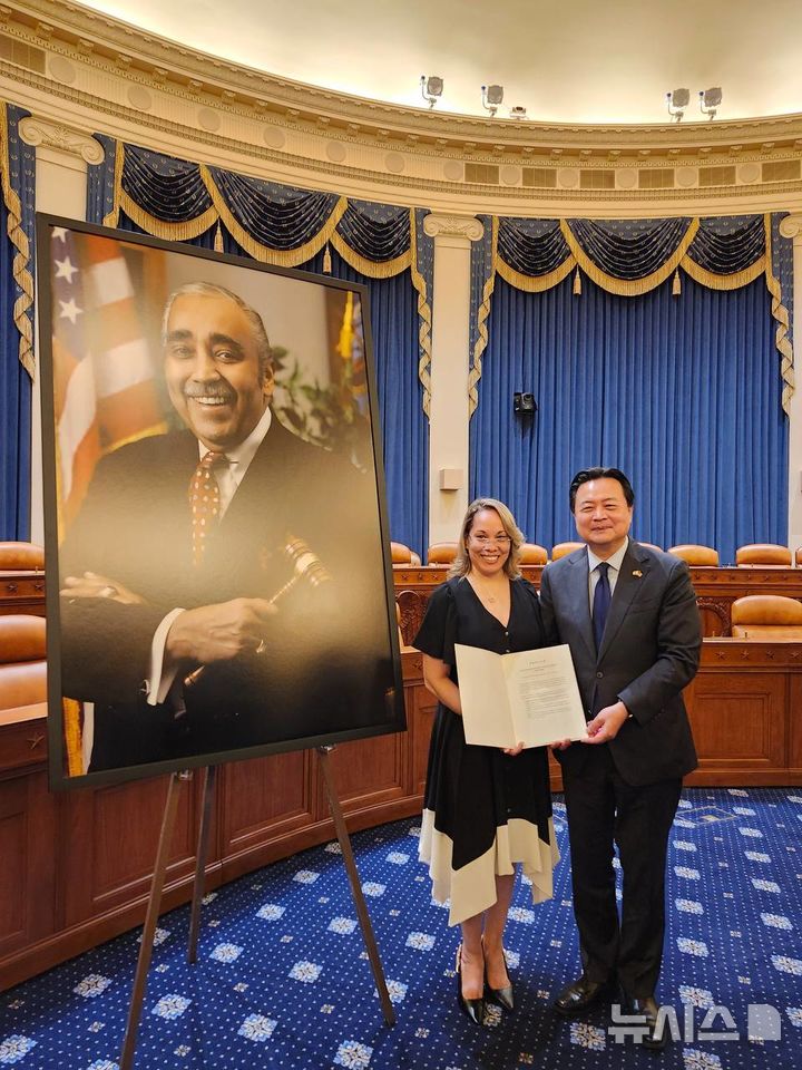 [워싱턴=뉴시스]조현동 주미대사가 26일(현지 시간) 미국 워싱턴DC 하원 롱워스빌딩 세입위원회 회의실에서 개최된 찰스 랭글 전 하원의원 추모행사에 참석했다. (사진=주미대사관 제공). 2025.06.27.