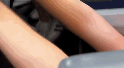 [뉴시스]태국의 한 비행기에서 비행기 좌석을 바꿔 달라고 난동 부린 영국인 관광객이 경찰에 의해 끌려나갔다. (사진=뉴욕포스트) *재판매 및 DB 금지 *재판매 및 DB 금지