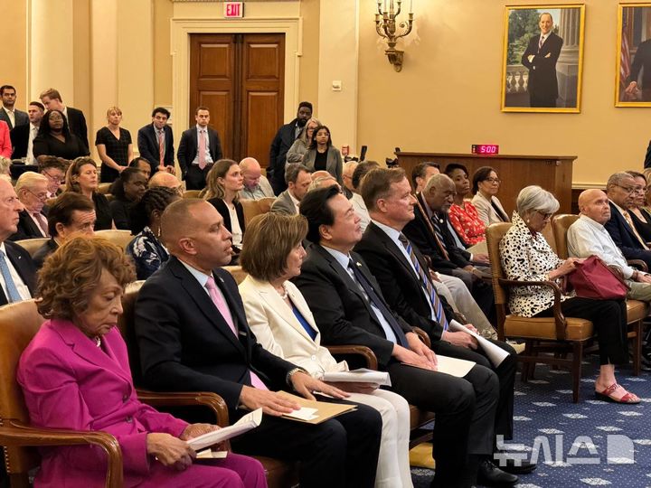 [워싱턴=뉴시스]조현동 주미대사가 26일(현지 시간) 미국 워싱턴DC 하원 롱워스빌딩 세입위원회 회의실에서 개최된 찰스 랭글 전 하원의원 추모행사에 참석했다. 랭글 전 의원은 미국 정치권의 대표적 지한파 정치인으로, 조 대사는 외교사절로는 유일하게 이날 행사에 참석했다. (사진=주미대사관 제공). 2025.06.27. 