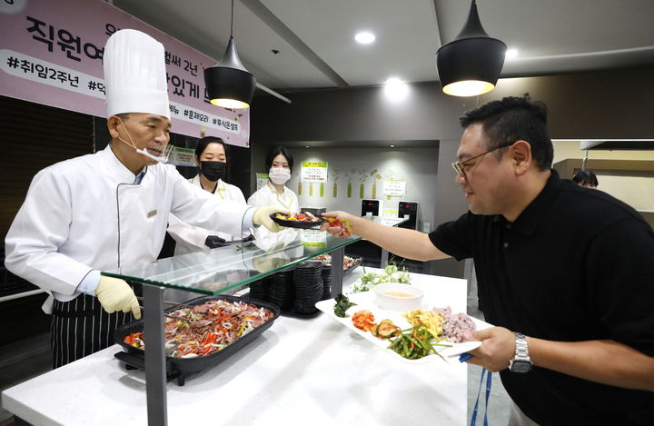 [서울=뉴시스] 지난해 7월 1일 취임 2주년을 맞아 구내식당에서 점심 배식 봉사에 하며 소통하는 조성명 강남구청장. 2025.06.27. (사진=강남구 제공) *재판매 및 DB 금지