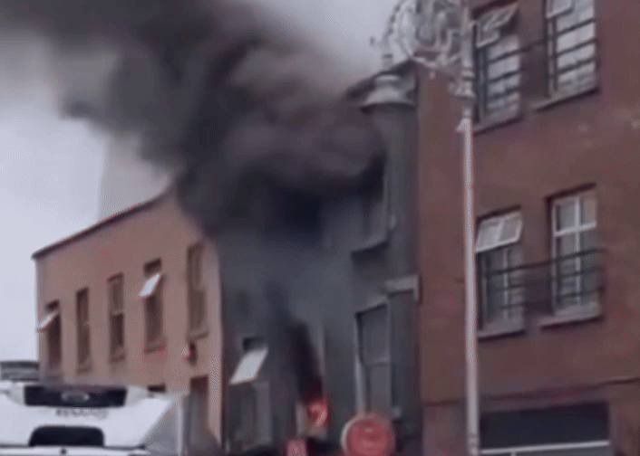 [뉴시스] 24일 아일랜드 더블린의 한 화재 현장에서 추락하던 남성을 트럭 운전사가 구조했다. (사진=데일리메일) 2025.06.25 *재판매 및 DB 금지 *재판매 및 DB 금지