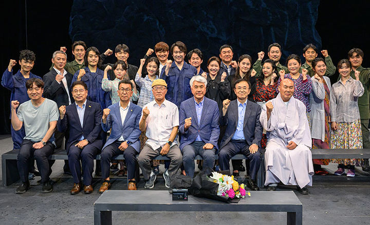 지난 26일 정선아리랑센터에서 사북항쟁 45주년을 기념하는 특별 연극 ‘말을 버린 사내’ 공연을 마치고 최승준 정선군수와 관계자들이 기념촬영하고 있다.(사진=정선군 제공) *재판매 및 DB 금지