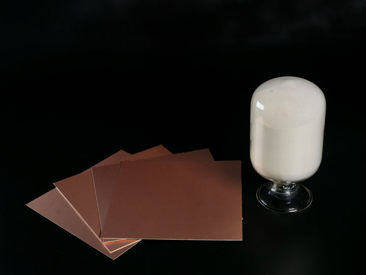 [서울=뉴시스] 코오롱인더스트리 저유전 소재 mPPO(우측)와 이를 적용한 동박적층판(CCL,좌측). (사진=코오롱인더스트리 제공) 2025.6.27. photo@newsis.com *재판매 및 DB 금지