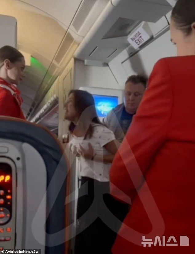 [서울=뉴시스]러시아에서 이집트로 향하던 항공기 안에서 한 여성이 비즈니스석 업그레이드를 요구하며 소란을 피우다 다른 승객들에게 제압당하는 사건이 발생했다. (사진=Aviatoshchina/e2w) 2025.6.25 