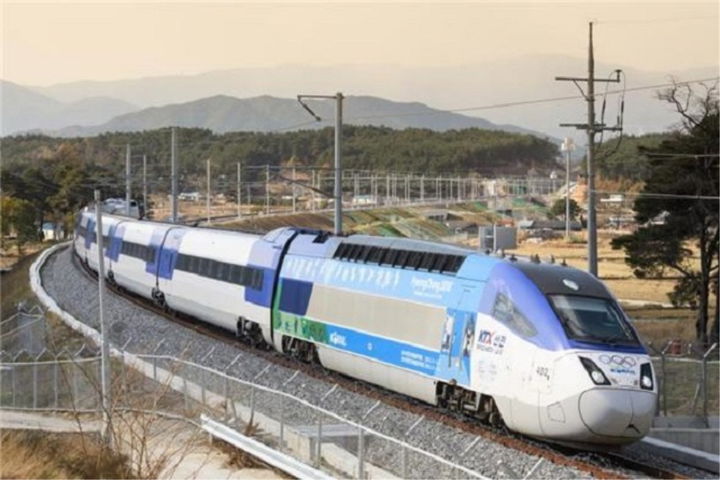 [춘천=뉴시스] 27일 강우너특별자치도는 지난 26일부터 강원도·시군 ‘철도분야 워크숍을 진행해, 1일차에는 시군별 철도정책 수립을 위한 국가철도공단 주관의 ‘철도건설사업의 절차’와 강원연구원 주관의 ‘강원 순환형 철도망 구축 및 발전방향’에 대한 특강이 진행됐다 고 밝혔다.&nbsp; 사진은 강릉선ktx모습. 강원특별자치도 제공. *재판매 및 DB 금지