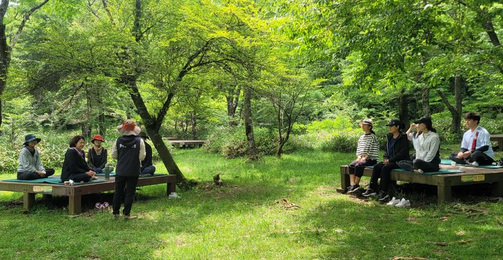 [제주=뉴시스] 제주도 세계유산본부 한라산국립공원관리소는 탐방객을 대상으로 계절에 맞는 체험 프로그램을 진행하고 있다. (사진=제주도 제공) photo@newsis.com *재판매 및 DB 금지