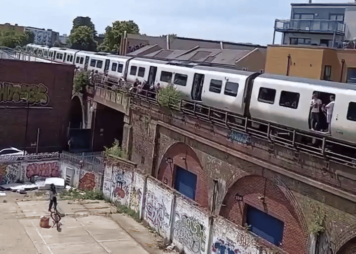 [뉴시스] 24일 아일랜드 더블린의 한 화재 현장에서 추락하던 남성을 트럭 운전사가 구조했다. (사진=데일리메일) 2025.06.25 *재판매 및 DB 금지