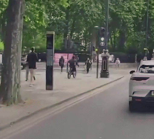 [서울=뉴시스]런던 도심 한복판에서 전기 자전거를 타고 달리던 남성이 보행자의 휴대전화를 낚아채는 사건이 발생했다. (사진=데일리메일) 2025.6.25 *재판매 및 DB 금지 *재판매 및 DB 금지