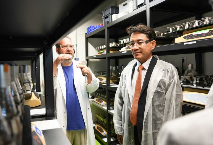 [춘천=뉴시스] 27일 강원특별자치도는 지난 26일 김진태 지사가 독일 잘란트(Saarland)주 방문을 시작으로, 총 9일 간의 유럽 순방을 통한 강원자치도-유럽 글로벌 협력 강화에 나섰다 고 밝혔다. 사진은 헬름홀츠 신약개발연구소를 방문한 김진태 지사(사진 오른쪽).&nbsp; 강원특별자치도 제공. *재판매 및 DB 금지