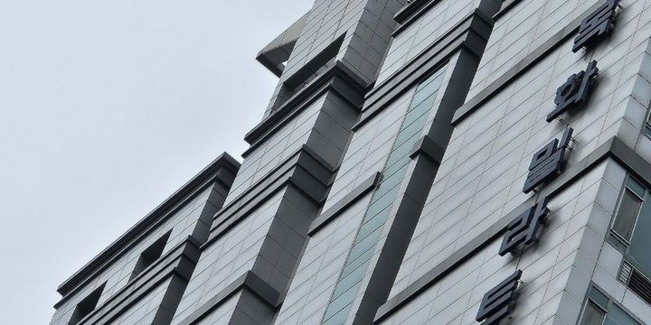 [서울=뉴시스]2일 오후 1시35분께 서울 강남구 역삼동의 19층짜리 주상복합 건물에서 한 여성이 옥상에 올라가 투신을 시도하는 소동이 빚어졌다. (사진=온라인 커뮤니티 캡쳐)photo@newsis.com *재판매 및 DB 금지