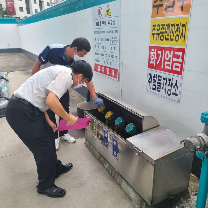[수원=뉴시스] 경기도소방재난본부가 무더위를 앞두고 여름철 유증기 화재 위험에 대비해 도내 셀프주유소 1471곳 전체를 대상으로 안전관리 점검에 나선다고 27일 밝혔다. (사진=경기도소방재난본부 제공) 2025.06.27. photo@newsis.com *재판매 및 DB 금지