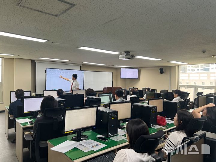 [안양=뉴시스] 안양시가 최근 시청 8층 정보화교육장에서 직원 20명을 대상으로 ‘데이터 분석 및 시각화 실습 교육’을 했다. (사진=안양시 제공). 2025.06.27.photo@newsis.com