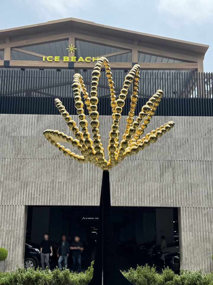 [남해=뉴시스] 쏠비치 남해에 설치된 장 미셸 오토니엘의 '황금 연꽃' (사진=뉴시스) photo@newsis.com&nbsp; *재판매 및 DB 금지