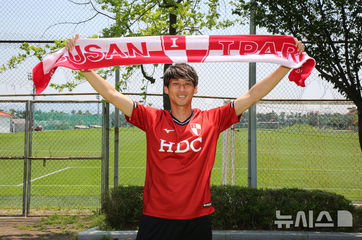 [서울=뉴시스]K리그2 부산, 북한 국가대표 출신 리영직 임대 영입. (사진=부산 아이파크 제공)