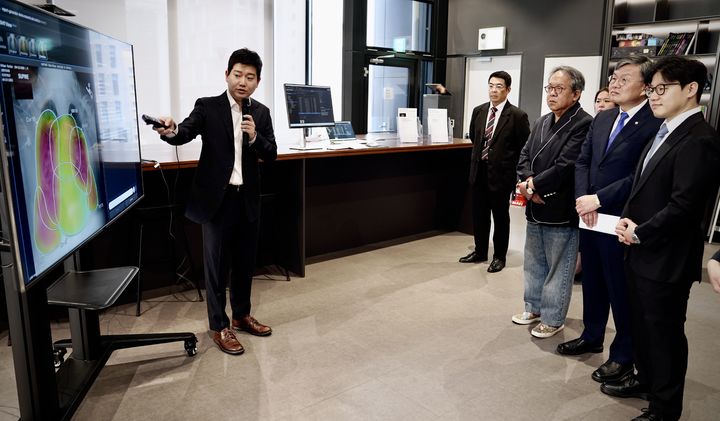 [서울=뉴시스] 루닛은 국회 AI 의료제도 개선을 위한 혁신기업 간담회에서 의료 분야에 특화된 'AI 파운데이션 모델(Foundation Model)'을 최초로 공개했다고 27일 밝혔다. (사진=루닛 제공) 2025.06.27. photo@newsis.com *재판매 및 DB 금지