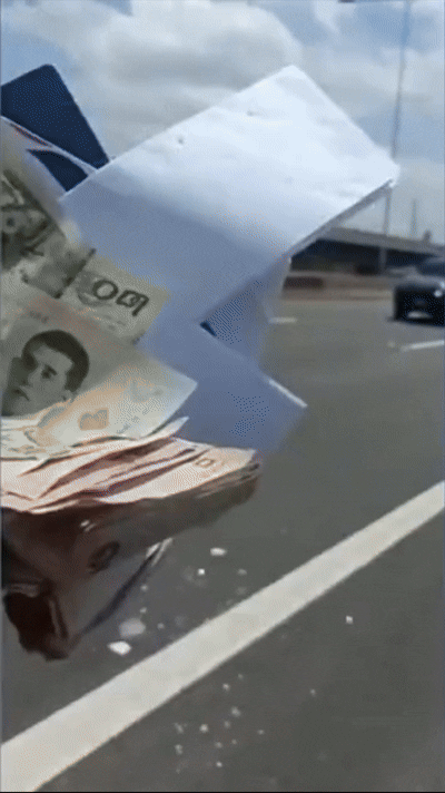 [뉴시스] 방콕의 한 고속도로에서 현금이 도로 위로 흩날리며 교통체증으로 이어졌다. (사진=채널7) *재판매 및 DB 금지 *재판매 및 DB 금지