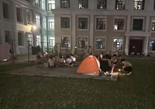 [서울=뉴시스]중국 헤이룽장성 하얼빈의 한 대학교에서 극심한 폭염으로 인해 학생들이 기숙사 복도, 옥상, 운동장 등 야외에 이불과 돗자리를 펴고 잠을 자는 모습이 포착돼 논란이 되고 있다.(사진=광명왕) *재판매 및 DB 금지