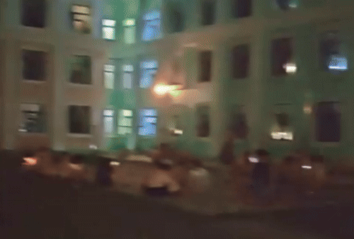 [서울=뉴시스]중국 헤이룽장성 하얼빈의 한 대학교에서 극심한 폭염으로 인해 학생들이 기숙사 복도, 옥상, 운동장 등 야외에 이불과 돗자리를 펴고 잠을 자는 모습이 포착돼 논란이 되고 있다.(사진=광명왕) *재판매 및 DB 금지 *재판매 및 DB 금지