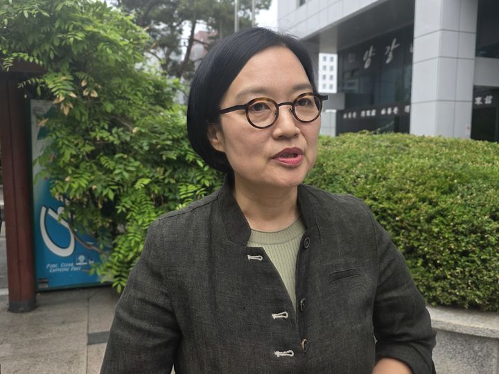 [서울=뉴시스] 강은정 기자=한성숙 중소벤처기업부 장관 후보자가 27일 서울 영등포구 중소기업기술정보진흥원 수도권평가실에 마련된 인사청문회준비단 사무실에 출근해 취재진과 인터뷰하고 있다. 2025.06.27. eunduck@newsis.com *재판매 및 DB 금지