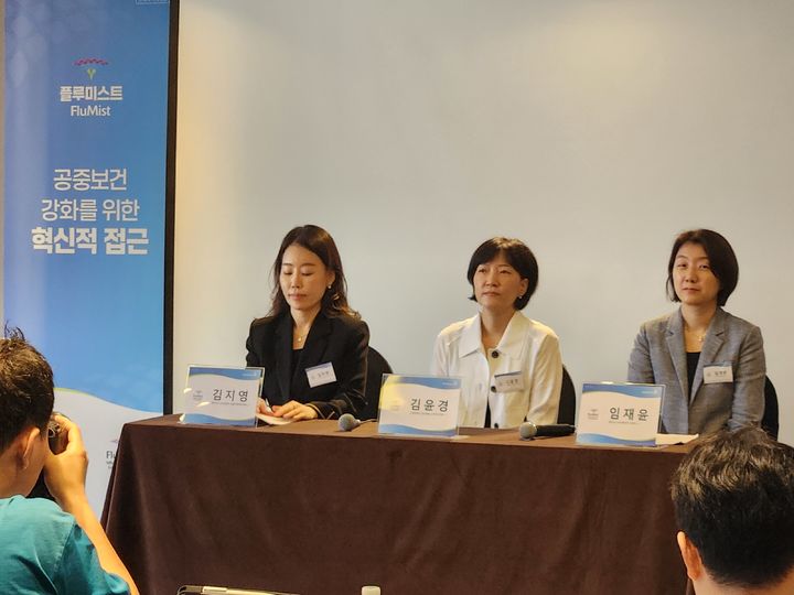 [서울=뉴시스] 이승주 기자 = 한국아스트라제네카가 자사의 비강 스프레이 방식의 약독화 인플루엔자 생백신 '플루미스트인트라나잘스프레이의 국내 허가를 기념하는 기자간담회를 27일 개최했다. 2025.06.27. heyjude@newsis.com *재판매 및 DB 금지