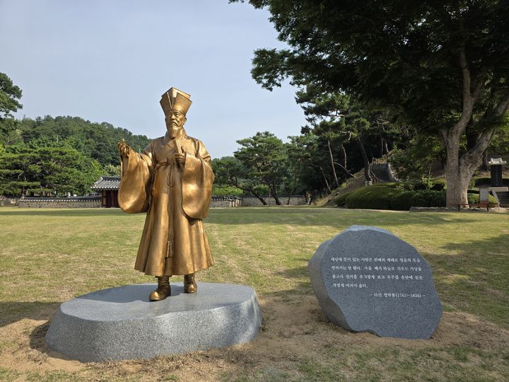 남양주시 조안면 정약용유적지에 설치된 정약용 선생의 동상. 실제와 가깝게 제작하기 위해 동상 제작 과정에서 후손들의 신체 계측 정보와 역사 기록 등이 반영됐다. (사진=남양주시 제공) photo@newsis.com&nbsp; *재판매 및 DB 금지