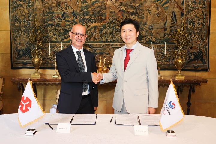 코리아하우스 협약식에서 기념 사진을 촬영하는 유승민 대한체육회장(오른쪽)과 다비데 우자이 이탈리아환경기금 대표. 2025.06.27. (사진=대한체육회 제공) *재판매 및 DB 금지