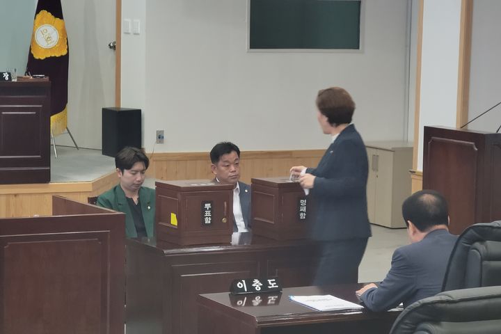 [대구=뉴시스] 이상제 기자 = 남구의회는 27일 제295회 제1차 정례회 제3차 본회의를 열고 무소속 정재목 부의장 불신임 건에 대해 투표하고 있다. 2025.06.27. king@newsis.com&nbsp; *재판매 및 DB 금지