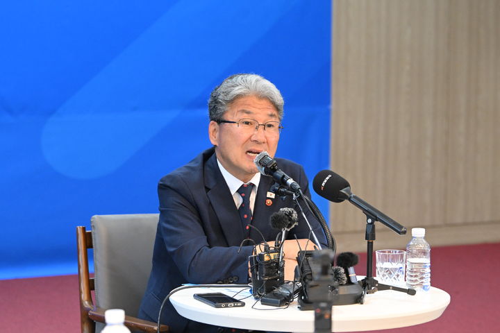 [제주=뉴시스] 이상봉 제주도의회 의장이 27일 오전 도의회 도민카페에서 열린 취임 1주년 기자회견에서 발언하고 있다. (사진=제주도의회 제공) 2025.06.27. photo@newsis.com *재판매 및 DB 금지