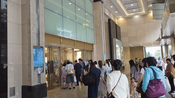 [서울=뉴시스] 이주혜 기자 = 백화점 3사가 여름정기세일을 시작한 27일 서울 중구 롯데백화점 본점으로 고객들이 입장하고 있다. 2025.06.27. *재판매 및 DB 금지 *재판매 및 DB 금지