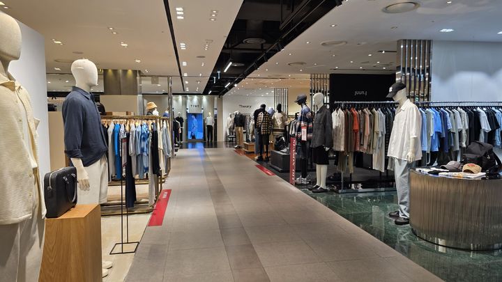 [서울=뉴시스] 백화점 3사가 여름정기세일을 시작한 27일 서울 중구 신세계백화점 패션 브랜드 매장 모습. 2025.06.27. *재판매 및 DB 금지