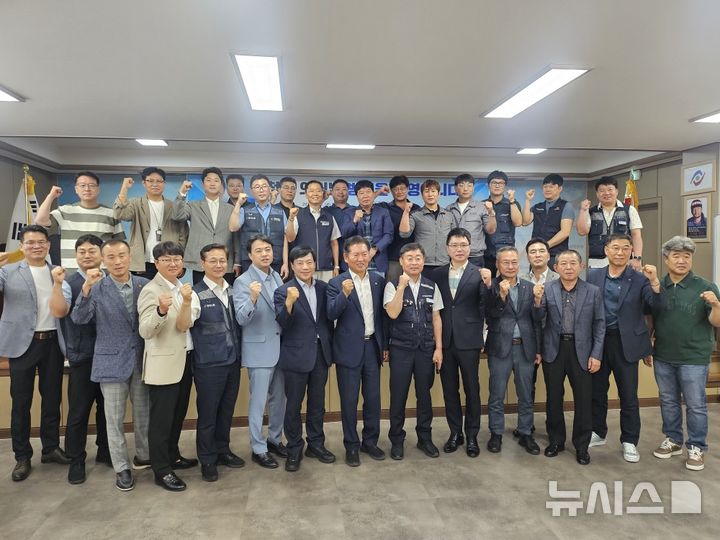 [전주=뉴시스] 정청래 의원은 27일 한국노총 전북지역본부를 방문해 간담회를 가진 후 관계자들과 기념촬영을 하고 있다. 2025.06.28 (사진= 더불어민주당 전북특별자치도당 제공) *재판매 및 DB 금지