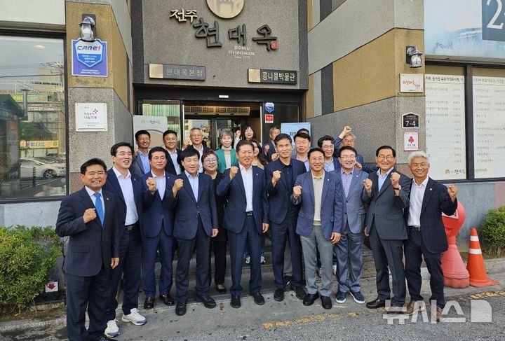 [전주=뉴시스] 정청래 의원은 27일 오전 전주 현대옥 본점에서 전북도의회 의원 18명과 함께 조찬 간담회를 가진 후 도의원들과 기념촬영을 하고 있다. 2025.06.28 (사진= 더불어민주당 전북특별자치도당 제공) *재판매 및 DB 금지