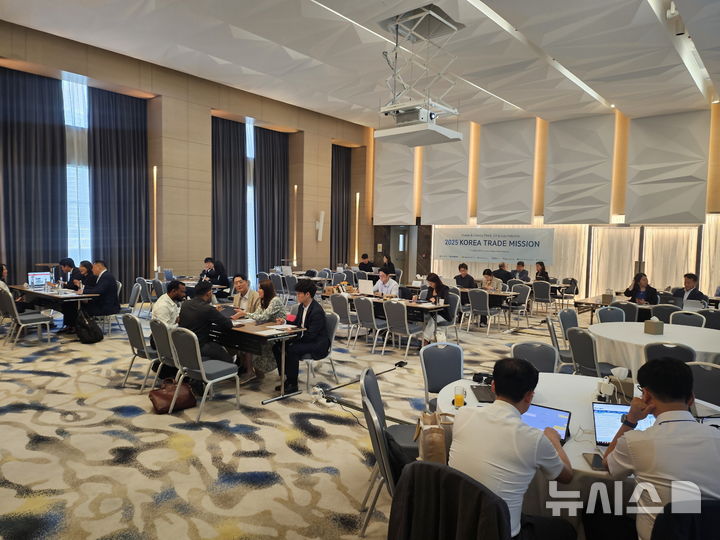 [세종=뉴시스]한국남부발전은 부산지방중소벤처기업청과 협업한 중동 시장개척단이 아랍에미리트(UAE), 카타르에서 현장 계약 2건을 비롯해 799만 달러 규모 계약 추진 실적을 거뒀다.(사진=남부발전 제공)