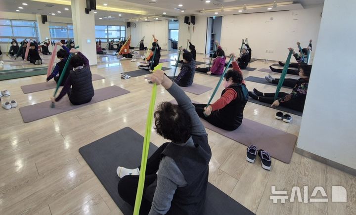 [광명=뉴시스]시민건강증진센터에서 '어르신 건강체조·요가교실' 수업이 진행 중인 모습.(사진=광명시 제공)2025.06.27.photo@newsis.com