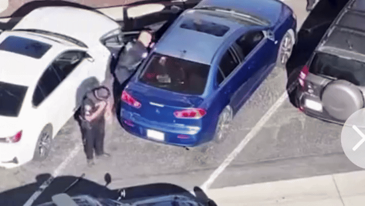 [뉴시스] 미국 캘리포니아에서 폭염 속 차량에 방치된 아기가 경찰에 구조됐다. (사진=데일리 메일) 2025.06.26 *재판매 및 DB 금지