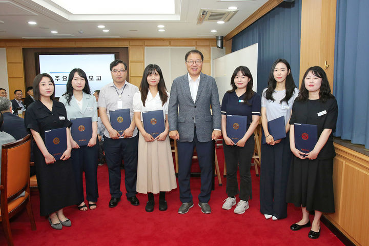 [창원=뉴시스] 장금용 경남 창원시장 권한대행(오른쪽 네번째)이 올해 상반기 친절(으뜸)공무원으로 선정된 수상자들과 함께 기념촬영을 하고 있다. (사진=창원시 제공). 2025.06.27. photo@newsis.com *재판매 및 DB 금지
