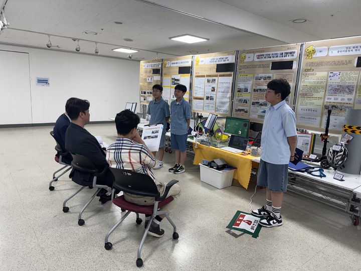 [울산=뉴시스] 제28회 울산과학전람회에 참가한 울산 학생들 모습. (울산시교육청 제공) 2025.06.27. photo@newsis.com *재판매 및 DB 금지