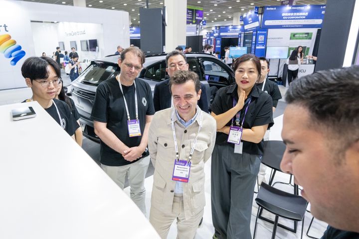 [서울=뉴시스] 스테판 드블레즈 르노코리아 사장이 27일 서울 코엑스에서 열린 넥스트라이즈에서 르노코리아 부스를 둘러보고 있다. (사진=르노코리아) 2025.06.27 photo@newsis.com *재판매 및 DB 금지&nbsp; *재판매 및 DB 금지